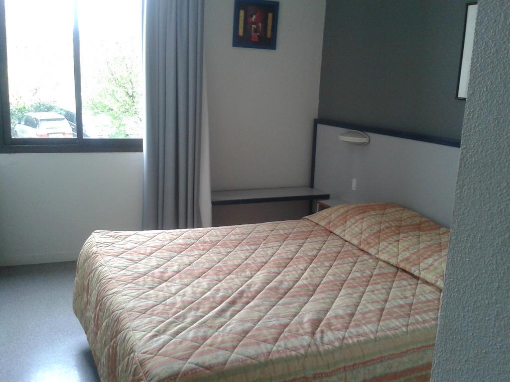 Hotel Entre 2 Mers Proche Bordeaux Carbon-Blanc Room photo